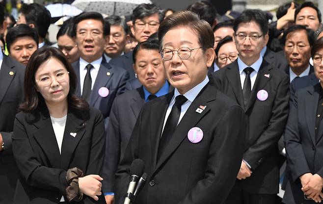 이재명 더불어민주당 대선 후보가 18일 광주 북구 국립5·18민주묘지에서 열린 ‘제45주기 5·18 민주화운동기념식’에 참석한 뒤 취재진의 질의에 답하고 있다. [사진 = 국회사진기자단]