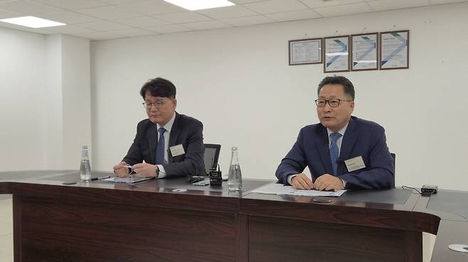 정준철 현대차 제조부문장 부사장(왼쪽)과 김언수 현대차 인도·아중동대권역장 부사장. 
 킹 압둘라 경제도시 한창호 기자