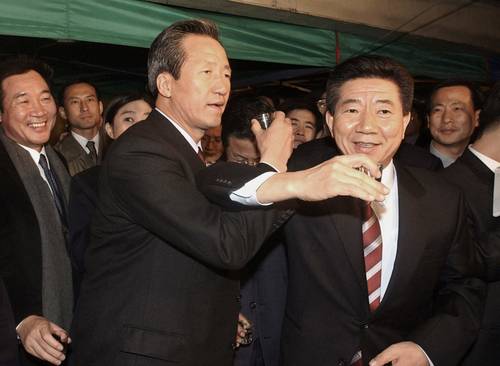 당시 국민통합 정몽준 후보와 민주당 노무현 대통령 후보가 러브샷을 하고 있다. [사진 = 연합뉴스]