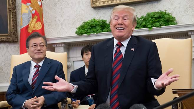 지난 2018년 5월 문재인 전 대통령과 트럼프 미국 대통령이 백악관에서 한미정상회담을 시작하기 전 모습. [AFP = 연합뉴스]