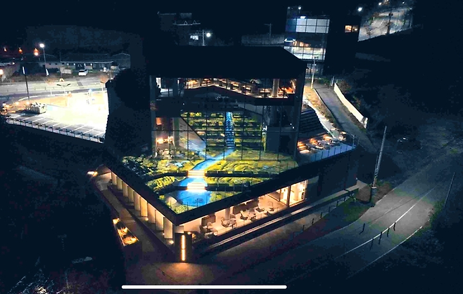 ‘더춘천의암호R점’의 저녁 시간대 외부 전경. [사진 출처 = 스타벅스]