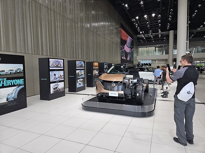 일본 가나가와현 요코하마시 닛산 본사에 마련된 쇼룸에서 관광객들이 사진을 찍고 있다. [도쿄 = 이승훈 특파원]