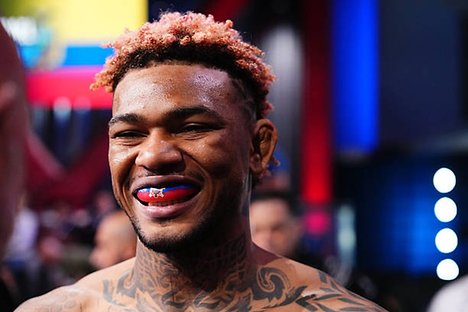 마이클 모랄레스가 2025년 5월 미국 네바다주 엔터프라이즈 UFC on ESPN+ 114 메인이벤트를 위해 입장하며 마우스피스 착용을 확인받고 있다. 사진=TKO