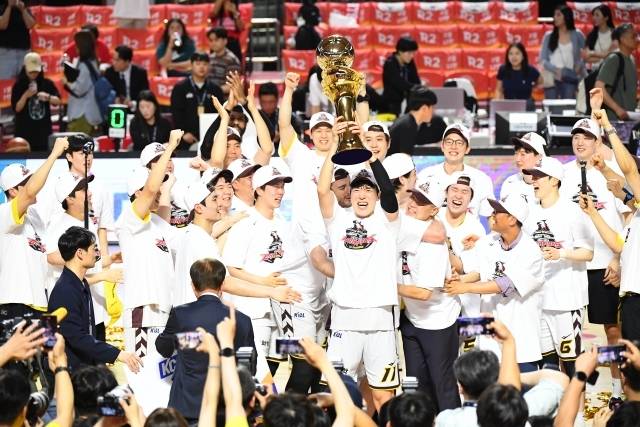 28년 만에 해낸 창단 첫 우승. 그러나 ‘송골매 군단’은 편히 쉴 수 없다. 사진=KBL 제공