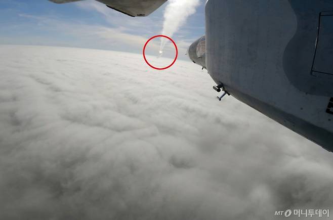 북한 노동당 기관지 노동신문은 17일 "경애하는 김정은동지께서 5월 15일 조선인민군(북한군) 근위 제1공군사단 관하 비행연대를 방문하시고 공군비행대들의 반항공전투 및 공습훈련을 지도했다"고 보도했다. / 사진=뉴스1