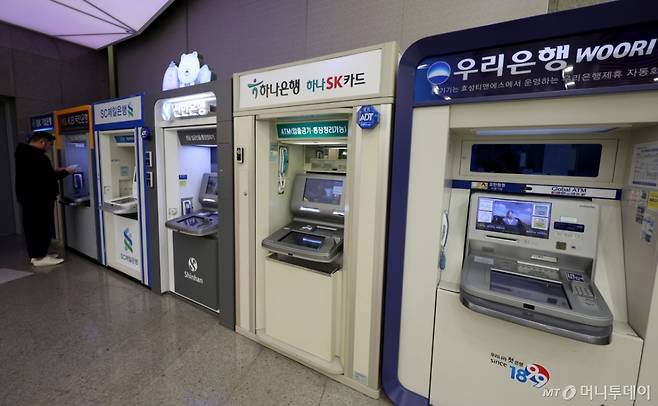 [서울=뉴시스] 김진아 기자 = 지난달 5대 시중은행의 가계대출이 1조8000억원 가량 증가한 것으로 나타났다. 가계대출 폭증세는 한풀 꺾였지만, 토지거래허가구역(토허제) 해제 기간 동안 주택 거래가 급증한 만큼 4월 가계대출이 다시 고개들 것이라는 우려가 나오고 있다. 2일 KB국민, 신한, 하나, 우리, NH농협은행 등 5대 시중은행의 가계대출 잔액은 지난달 말 기준 738조5511억원으로 전월 대비 1조7992억원 늘어났다. 사진은 2일 시중은행 ATM기. 2025.04.02. bluesoda@newsis.com /사진=김진아