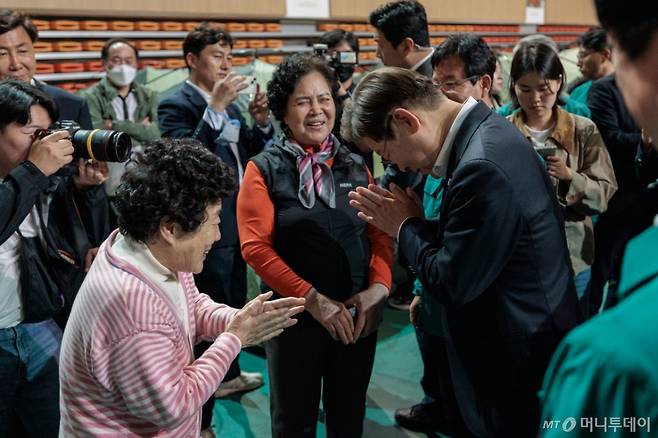 (광주=뉴스1) 이재명 기자 = 이재명 더불어민주당 대통령 후보가 17일 오후 광주 광산구 광주여자대학교 유니버시아드 체육관에 마련된 금호타이어 화재 대피소를 찾아 이재민을 위로하고 있다. (공동취재) 2025.5.17/뉴스1  Copyright (C) 뉴스1. All rights reserved. 무단 전재 및 재배포,  AI학습 이용 금지. /사진=(광주=뉴스1) 이재명 기자