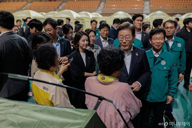 [광주=뉴시스] 조성우 기자 = 이재명 더불어민주당 대선후보가 17일 광주 광산구 광주여자대학교 유니버시아드 체육관에 마련된 금호타이어 공장 화재 대피소를 찾아 이재민을 위로하고 있다. (공동취재) 2025.05.17. photo@newsis.com /사진=