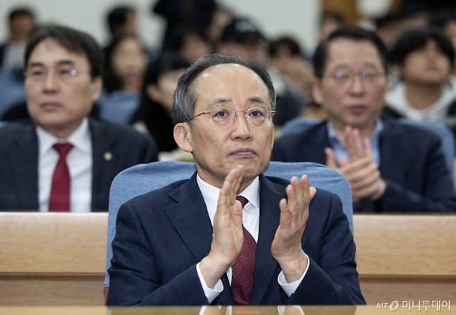 (서울=뉴스1) 이재명 기자 = 추경호 국민의힘 의원이 20일 오전 서울 여의도 국회에서 열린 '지방 MZ포럼·지방에서 시작되는 청년문화예술, 화합의 대한민국'에서 내빈 소개때 박수를 치고 있다. 2025.2.20/뉴스1  Copyright (C) 뉴스1. All rights reserved. 무단 전재 및 재배포,  AI학습 이용 금지. /사진=(서울=뉴스1) 이재명 기자