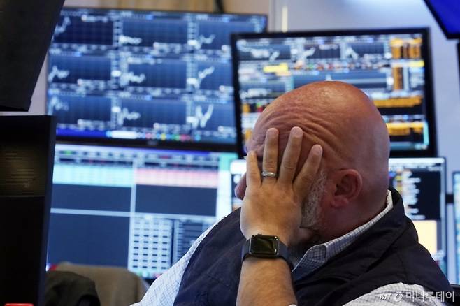 [뉴욕=AP/뉴시스] 미국 경기 침체 우려가 커지면서 5일(현지시각) 미국 뉴욕증시 주요 3대 지수가 큰 폭 하락 마감했다. 다우 지수와 S&P 500 지수는 2년여 만에 가장 많이 하락했고, 빅테크 '매그니피센트7(M7)'은 동반 폭락했다. 2024.08.06. /사진=