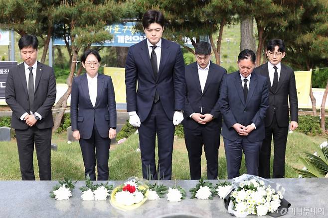 (광주=뉴스1) 이승현 기자 = 김용태 국민의힘 비상대책위원장이 5·18민주화운동 45주년인 18일 오전 광주 북구 망월동에 위치한 민족민주열사묘역(구묘역)을 참배하고 있다. 2025.5.18/뉴스1  Copyright (C) 뉴스1. All rights reserved. 무단 전재 및 재배포,  AI학습 이용 금지. /사진=(광주=뉴스1) 이승현 기자