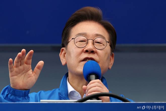 [광주=뉴시스] 조성우 기자 = 이재명 더불어민주당 대선후보가 17일 광주 서구 김대중컨벤션센터 광장에서 열린 집중유세에서 연설하고 있다. 2025.05.17. xconfind@newsis.com /사진=조성우