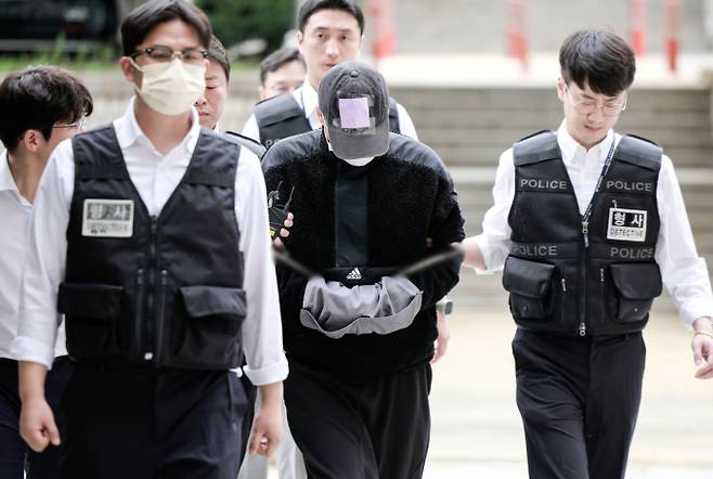 '손흥민 공갈사건'의 40대 남성이 복수의 언론에 제보하며 사례금을 요구한 것으로 전해졌다. 사진은 잉글랜드 프로축구 프리미어리그 토트넘 홋스퍼 주장 손흥민을 상대로 허위 임신을 주장하며 금품을 요구한 혐의를 받는 40대 남성 용씨가 지난 17일 서울 서초구 서울중앙지방법원에서 열린 영장실질심사에 출석한 모습. /사진=뉴시스