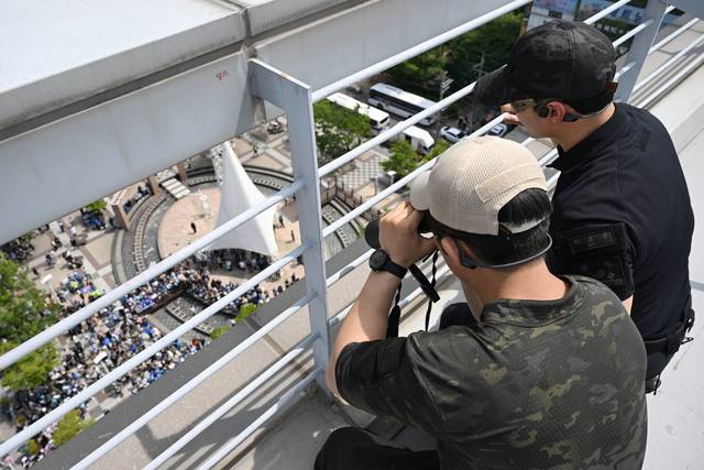 경찰들이 14일 창원시 상산구 상남분수광장에서 열린 이재명 더불어민주당 대선 후보 집중 유세에서 주변을 살피고 있다. 백동현 기자