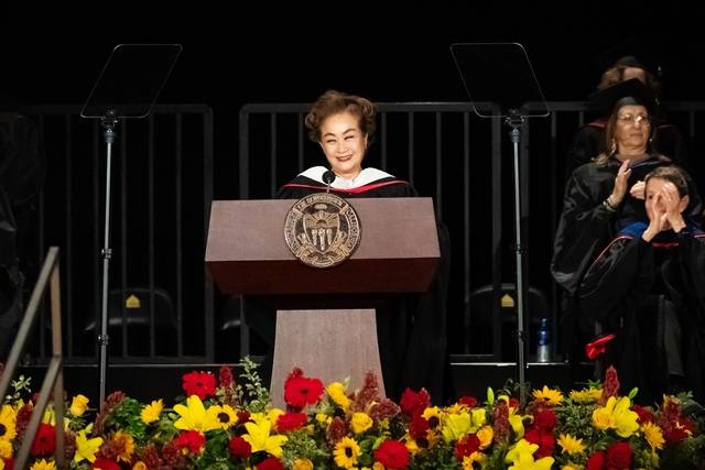 美 USC 영화예술대학 졸업 연설자로 나선 CJ 이미경 부회장