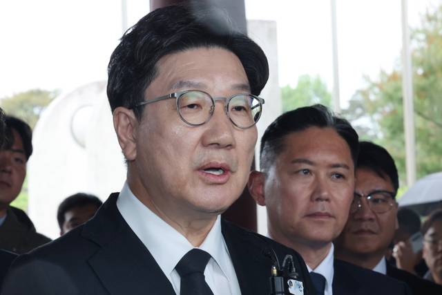 질의에 답변하는 권성동 원내대표 5·18민주화운동 45주년을 이틀 앞둔 16일 권성동 국민의힘 원내대표가 광주 북구 운정동 국립5·18민주묘지를 참배한 뒤 취재진의 질문에 답변하고 있다. 연합뉴스