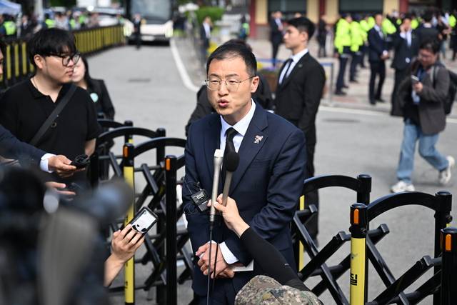 김상욱 무소속 국회의원이 18일 광주 북구 운정동 국립 5·18 민주묘지 민주의문 앞에서 더불어민주당 입당 기자회견을 하고 있다.