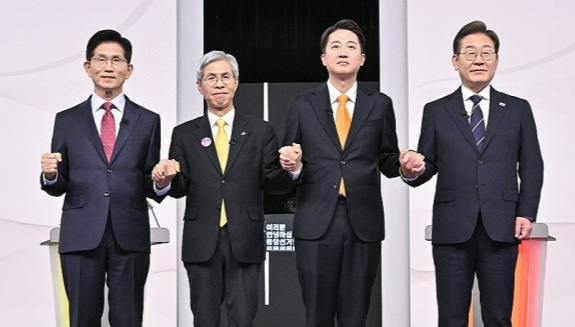 국민의힘 김문수(왼쪽부터)·민주노동당 권영국·개혁신당 이준석·더불어민주당 이재명 대선후보가 18일 서울 마포구 상암동 SBS 프리즘센터 스튜디오에서 열린 제21대 대선 1차 후보자 토론회 시작에 앞서 기념촬영을 하고 있다. 연합뉴스