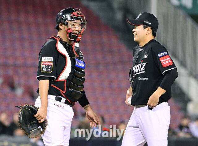 kt 장성우 포수가 마운드에 올라 손동현 투수와 이야기를 하고 있다./마이데일리