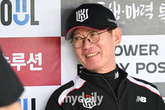 17일 서울 잠실야구장에서 열린 '2025 신한 SOL BANK KBO리그' KT 위즈와 LG 트윈스 더블헤더 1차전 경기. KT 이강철 감독이 경기 전 취재진과 인터뷰를 하고 있다./마이데일리