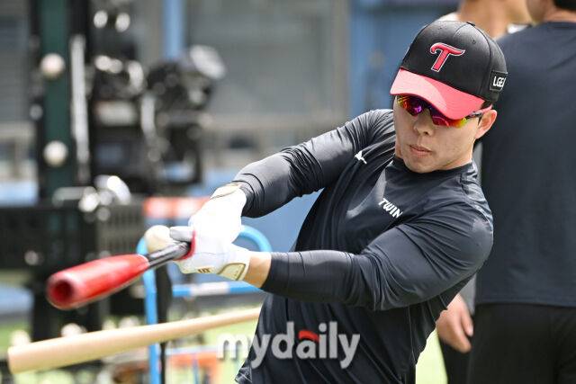 17일 서울 잠실야구장에서 열린 '2025 신한 SOL BANK KBO리그' KT 위즈와 LG 트윈스 더블헤더 1차전 경기. LG 문성주가 경기 전 타격 훈련을 하고 있다./마이데일리