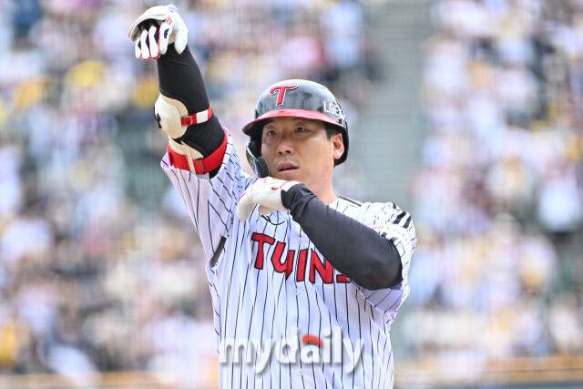 17일 서울 잠실야구장에서 열린 '2025 신한 SOL BANK KBO리그' KT 위즈와 LG 트윈스 더블헤더 1차전 경기. LG 김현수가 무사 1-2루에 1타점 적시타를 친 뒤 기뻐하고 있다./마이데일리