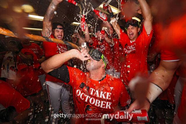 2023년 포스트시즌 진출이 확정된 뒤 세리머니를 펼치는 브랜든 하이드 감독./게티이미지코리아