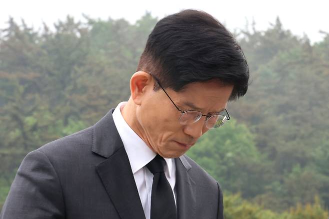 김문수 국민의힘 대선후보가 17일 광주 북구 국립 5·18 민주묘지를 찾아 참배하고 있다. [연합]