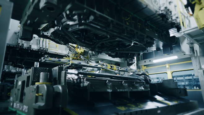 HMGMA 프레스 공장에서 강판이 패널로 제조되고 있다. [현대차그룹 제공]