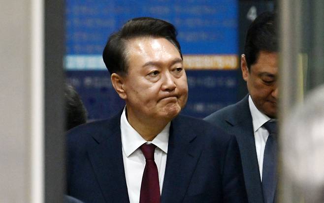 윤석열 전 대통령이 12일 서울 서초구 중앙지방법원에서 열린 내란 우두머리 혐의, 직권남용 권리행사방해 혐의 사건 3차 공판을 마친 뒤 법정을 나서고 있다. [연합]