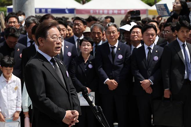 이재명 더불어민주당 대선후보가 18일 광주광역시 북구 국립 5·18민주묘지에서 열린 5·18민주화운동 45주년 기념식에 참석한 뒤 취재진과 만나 이날 발표한 개헌 관련 입장에 대한 질문에 답하고 있다. [공동 취재]