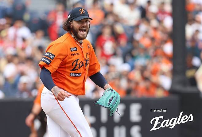 한화 이글스가 한국프로야구(KBO) 홈 경기 연속 매진 신기록을 세웠다. 사진은 17일 KBO 정규이닝 한 경기 최다 탈삼진(18개) 신기록을 세운 코디 폰세(31·한화 이글스 [연합]
