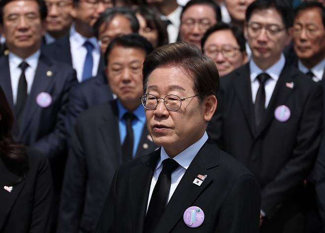 이재명 더불어민주당 대선후보가 18일 광주광역시 북구 국립 5·18민주묘지에서 열린 5·18민주화운동 45주년 기념식에 참석한 뒤 취재진과 만나 이날 발표한 개헌 관련 입장에 대한 질문에 답하고 있다. [연합]
