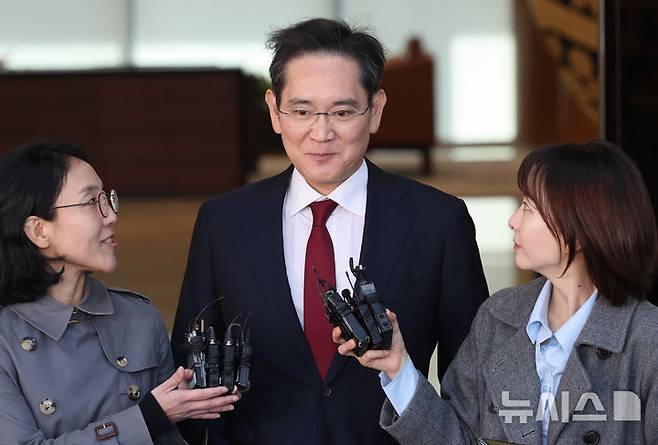 [서울=뉴시스] 김근수 기자 = 이재용 삼성전자 회장이 28일 오후 시진핑 중국 국가주석이 주최한 글로벌 CEO 면담을 마친 뒤 서울 강서구 김포비즈니스항공센터를 통해 귀국하고 있다. 2025.03.28. ks@newsis.com