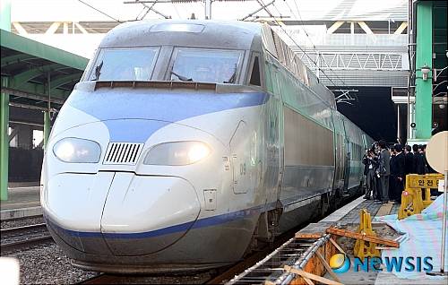 [수원=뉴시스]강종민 기자 = 수원역에 KTX 열차가 정차하고 있다. ppkjm@newsis.com