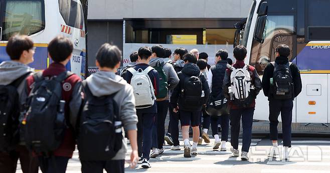 [서울=뉴시스] 홍효식 기자 = 중앙고등학교 학생들이 단축수업을 마친 뒤 하교하고 있다. 2025.04.03. yesphoto@newsis.com