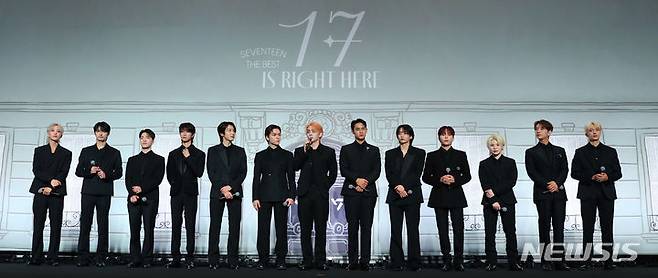 [서울=뉴시스] 김혜진 기자 = 그룹 세븐틴이 29일 오후 서울 영등포구 여의도 콘래드 호텔에서 열린 세븐틴 베스트 앨범 '17 IS RIGHT HERE' 발매 기념 글로벌 기자간담회에서 인사말을 하고 있다. 2024.04.29. jini@newsis.com