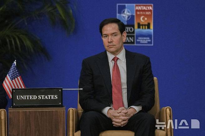 [안탈리아=AP/뉴시스] 마코 루비오 미국 국무장관이 레오 14세 교황의 러시아-우크라이나 평화 협상 바티칸 개최 제안을 지지한다고 밝혔다. 사진은 루비오 장관이 지난 15일(현지 시간) 튀르키예 안탈리아에서 열린 북대서양조약기구(NATO.나토) 외무장관 비공식 회의에 참석한 모습. 2025.05.16.