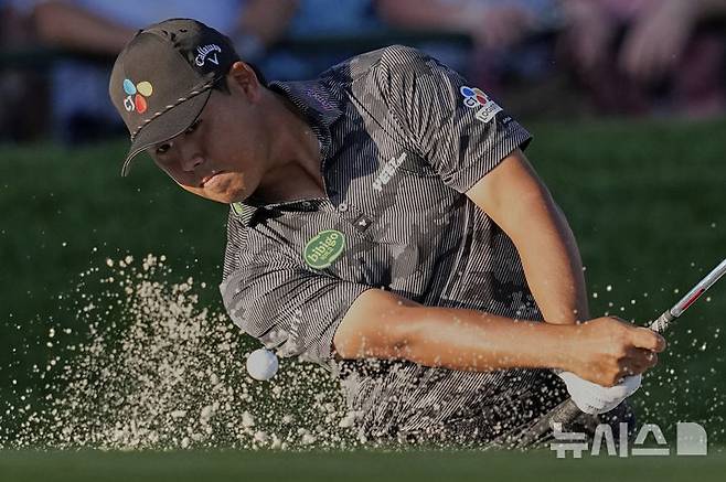 [샬럿=AP/뉴시스] 김시우가 17일(현지 시간) 미 노스캐롤라이나주 샬럿의 퀘일 홀로 클럽에서 열린 미국프로골프(PGA) 투어 PGA 챔피언십 3라운드 18번 홀 벙커샷을 하고 있다. 전날 공동 2위였던 김시우는 중간 합계 6언더파 207타 공동 5위를 기록했다. 2025.05.18.