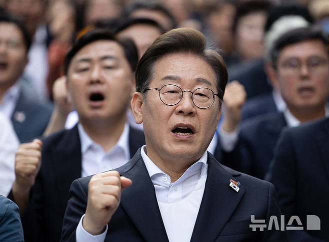 [광주=뉴시스] 조성우 기자 = 이재명 더불어민주당 대선후보가 17일 광주 동구 금남로에서 열린 제45주년 5·18 민주화운동 전야제에서 임을 위한 행진곡을 제창하고 있다. (공동취재) 2025.05.17. photo@newsis.com