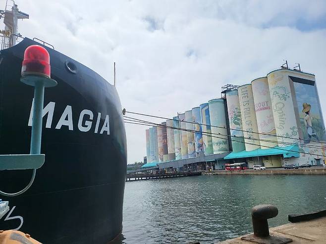 [인천=뉴시스] 15일 오후 인천시 중구 인천항 내항에 곡물 전용선박이 검역을 진행하기 위해 정박해있다. (사진=임소현 기자) *재판매 및 DB 금지