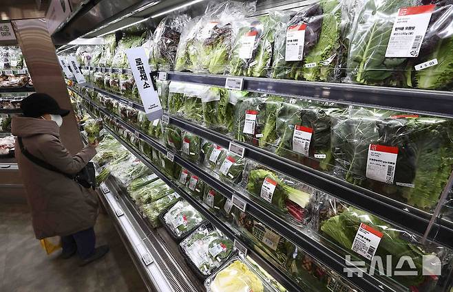 [서울=뉴시스] 김근수 기자 = 5일 서울 시내의 한 대형마트에서 한 시민이 채소를 고르고 있다. 2025.02.05. ks@newsis.com