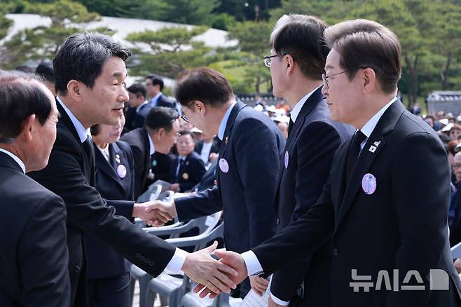 [광주=뉴시스] 고범준 기자 = 이주호 대통령 권한대행 부총리 겸 교육부 장관이 18일 광주 북구 국립5·18민주묘지에서 열린 제45주년 5·18민주화운동 기념식에서이재명 더불어민주당 대선후보와 악수하고 있다. (대통령실통신사진기자단) 2025.05.18. bjko@newsis.com