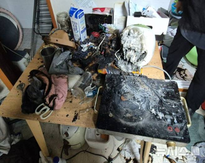 [인천=뉴시스] 18일 오전 인천 서구 금곡동 한 빌라에서 반려묘가 전기레인지(하이라이트)를 작동시켜 발생한 것으로 추정되는 불이 났다. (사진=인천소방본부 제공) 2025.05.18. photo@newsis.com