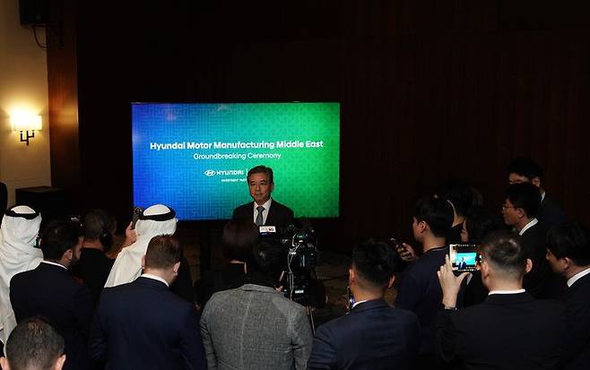 [제다(사우디아라비아)=뉴시스] 장재훈 현대차그룹 부회장이 지난 14일(현지시간) 사우디아라비아 제다 인근 킹 살만 경제도시 내 한 호텔에서 현대차 사우디 공장(HMMME) 착공을 기념해 한국과 사우디 취재진을 만나 인터뷰를 하고 있다. (사진=현대차 제공) 2025.05.18 photo@newsis.com *재판매 및 DB 금지