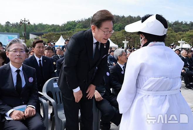 [광주=뉴시스] 고범준 기자 = 이재명 더불어민주당 대선후보가 18일 광주 북구 국립5·18민주묘지에서 열린 제45주년 5·18민주화운동 기념식에서 오월어머니회 회원들과 인사를 하고 있다. (대통령실통신사진기자단) 2025.05.18. bjko@newsis.com