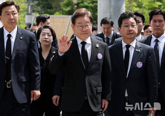 [광주=뉴시스] 조성우 기자 = 이재명 더불어민주당 대선후보가 18일 광주 북구 운정동 국립5·18민주묘지에서 열린 제45주년 5·18민주화운동 기념식에 참석한 후 이동하고 있다. 2025.05.18. xconfind@newsis.com