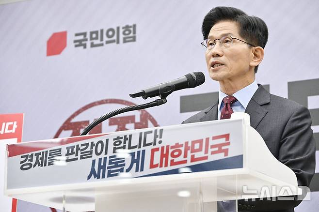 [서울=뉴시스] 권창회 기자 = 김문수 국민의힘 대선 후보가 18일 오전 서울 여의도 국민의힘 당사에서 열린 경제 공약발표 기자회견에서 발언하고 있다. (공동취재) 2025.05.18. photo@newsis.com
