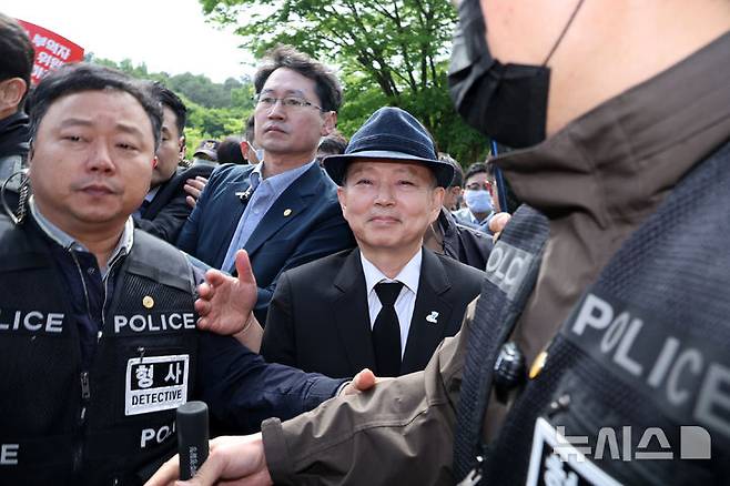 [광주=뉴시스] 조성우 기자 = 안창호 국가인권위원장이 17일 광주 북구 운정동 국립5·18민주묘지에서 열린 제45주년 5·18민주화운동 기념식에 참석하던 중 시민단체의 항의를 받고 있다. 2025.05.18. xconfind@newsis.com