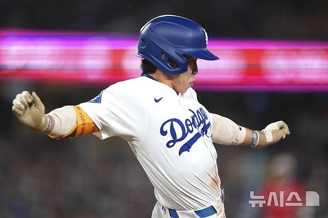 [로스앤젤레스=AP/뉴시스] LA 다저스의 김혜성이 17일(한국 시간) 미국 캘리포니아주 로스앤젤레스의 다저스타디움에서 벌어진 2025 메이저리그(MLB) LA 에인절스와의 경기에서 5회말 내야안타를 친 후 1루를 밟고 있다. 2025.05.17